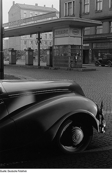 387px-fotothek_df_roe-neg_0006203_035_teilansicht_eines_parkenden_bmw_340_vor_einer_ta.jpg